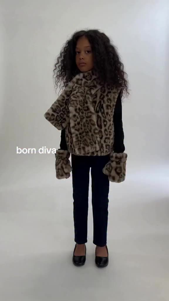 she is the moment #kidswear #diva #apparis