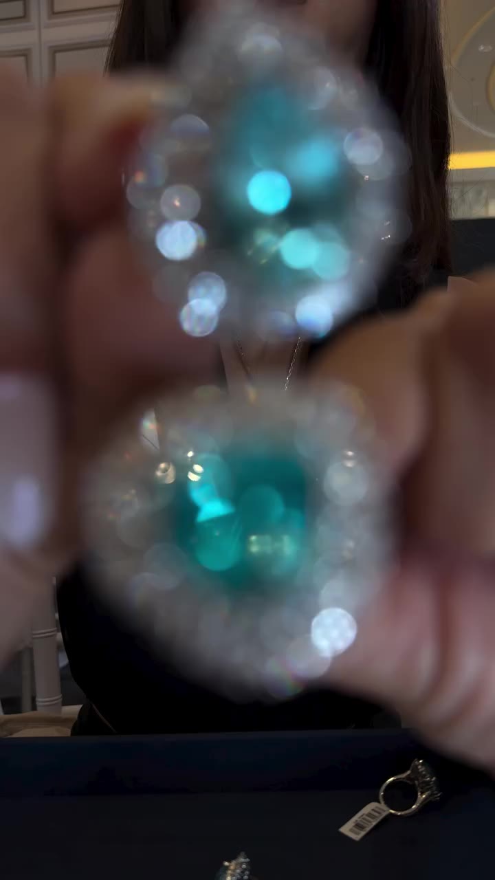 The gemstone everyone coverts - Paraiba! @levian_jewelry always has an…