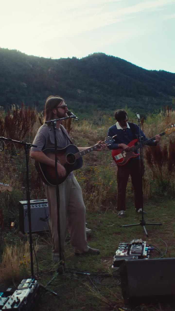 Free People Sessions welcomes @mtjoyband. Their fan-favorite song "Astrovan"…