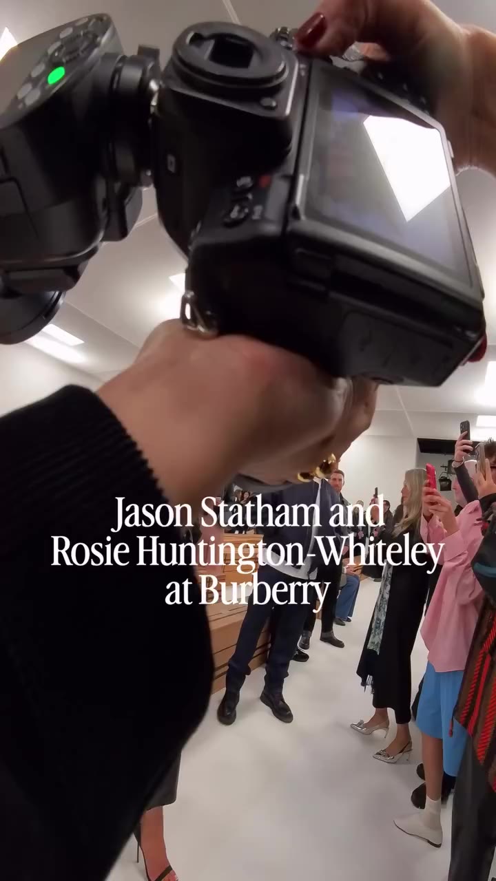Babes babes babes #jasonstatham #rosiehuntingtonwhiteley #burberry #london…