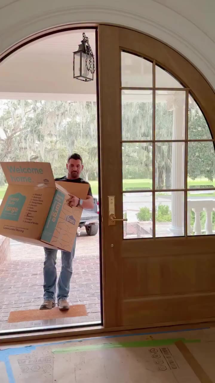 The first few boxes are finally in the new kitchen 🥹 Marky claimed a snack…