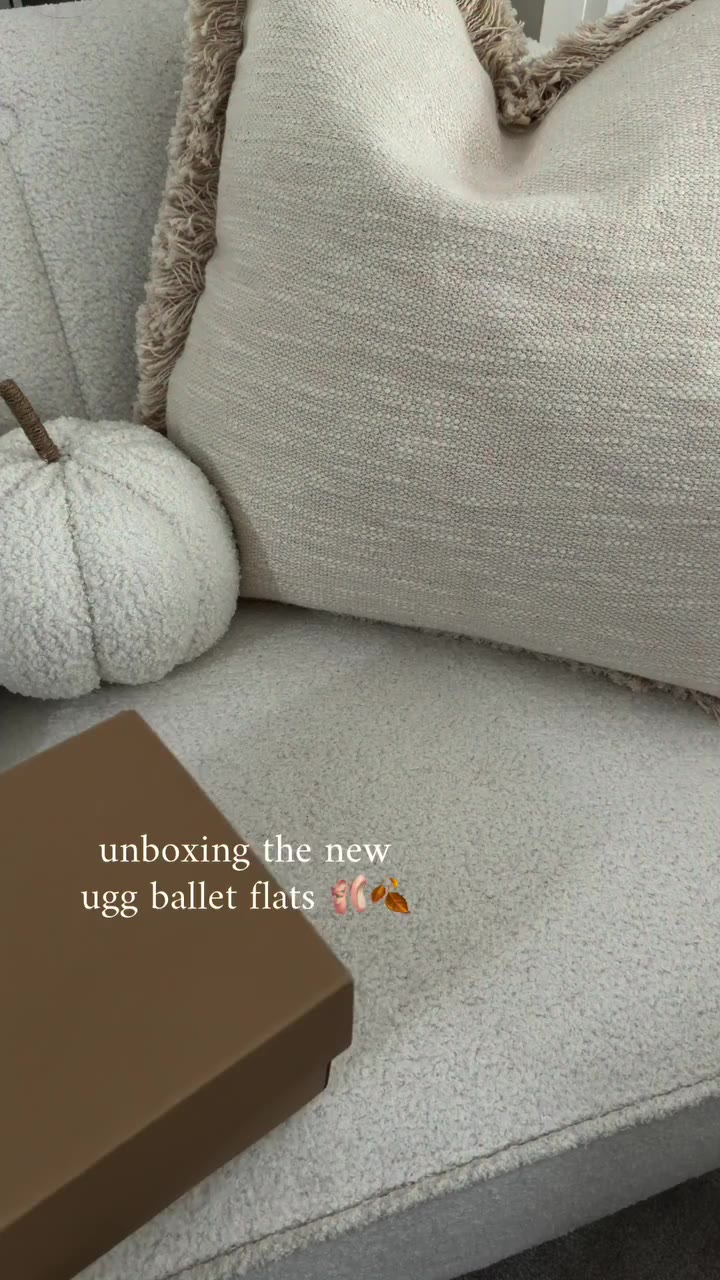 NEW IN UGG BALLET FLATS 🩰🤎 completely adore!!! These are absolutely gorgeous…