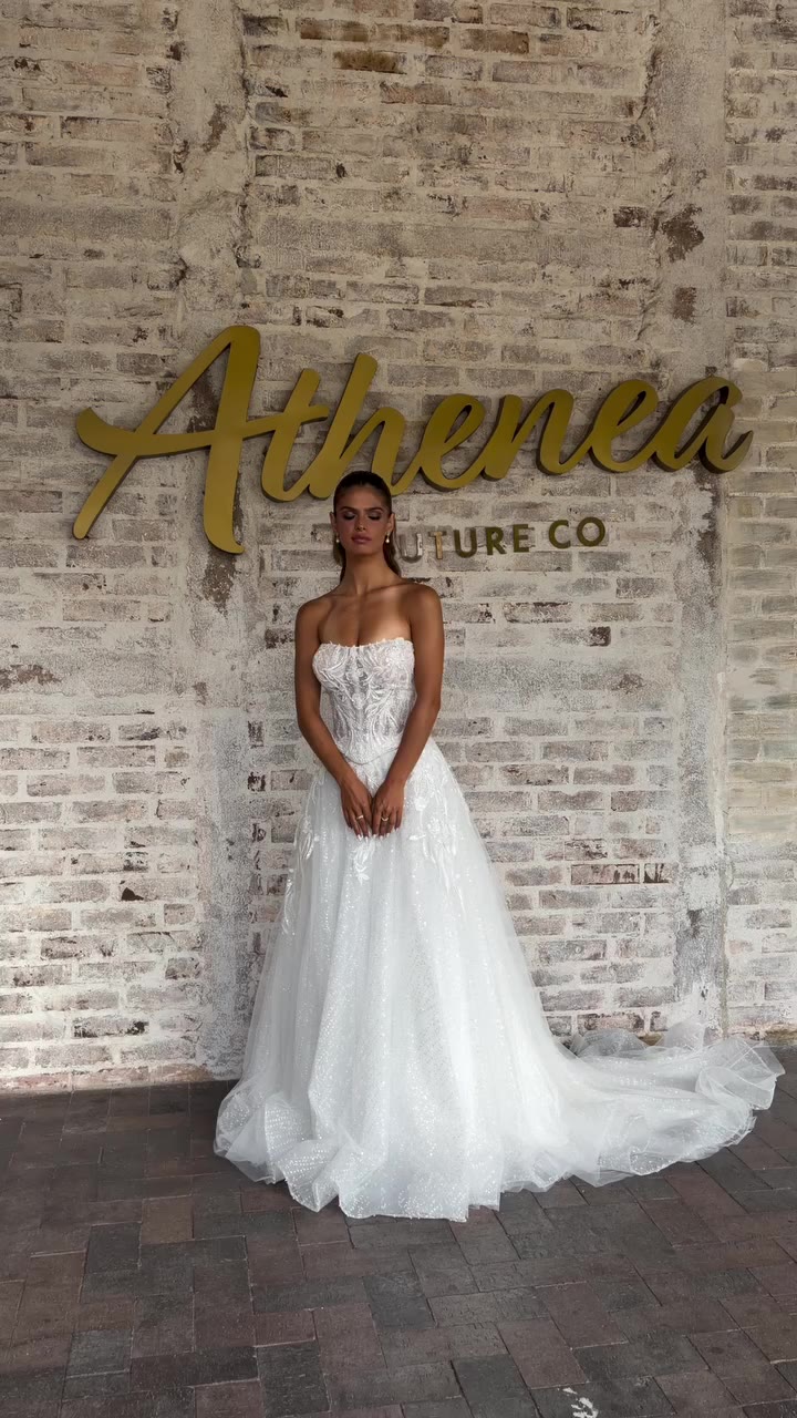 Colección @pronovias disponible en Athenea Vista Muxbal ⚡️ Este mes llévate tu…