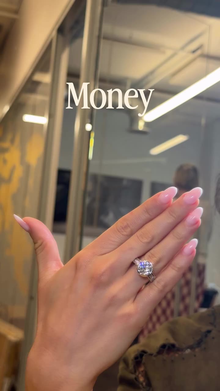 The Etta engagement ring with a 4ct round cut center stone. Explore more ➡️
