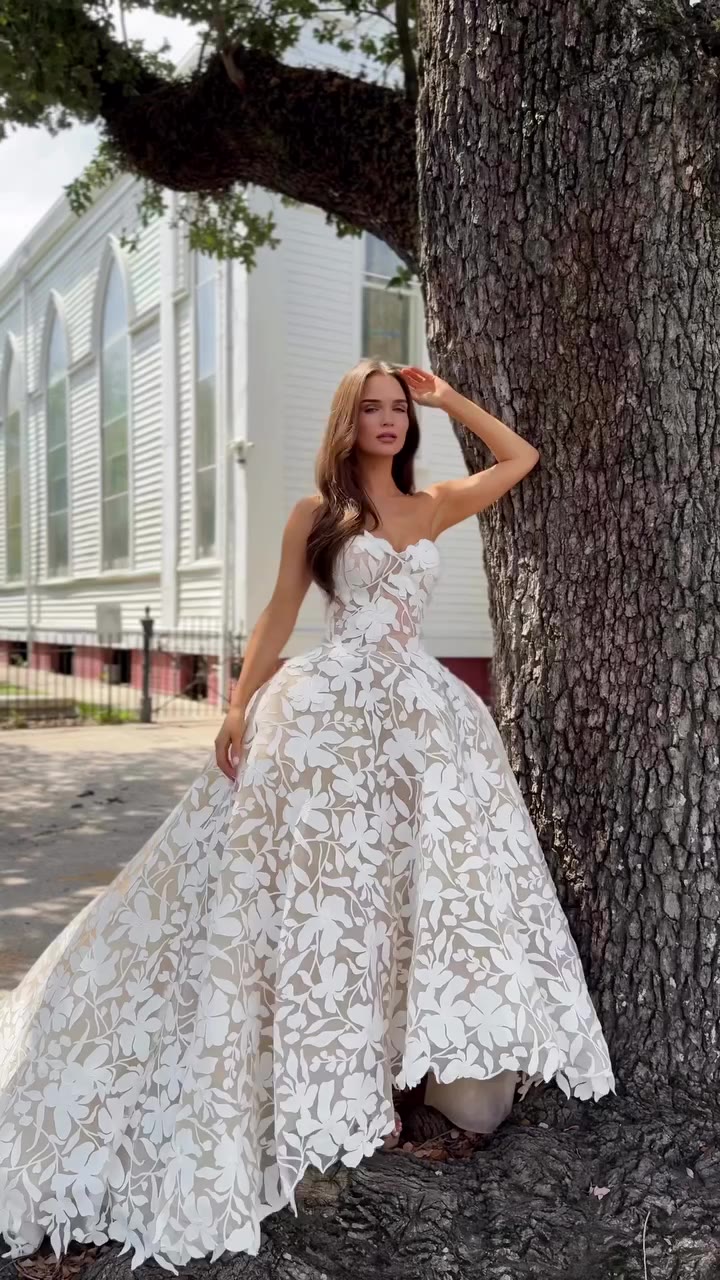 Some gowns don’t need an introduction — they speak for themselves. And this…