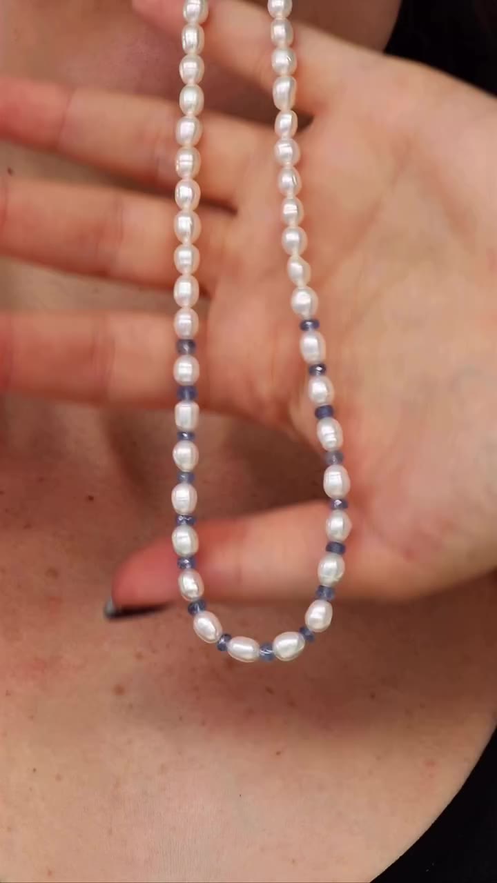 Delicadeza e personalidade em um conjunto que combina pérolas brancas com o…