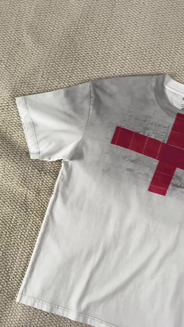 Time for a reset. 👀✚ Vintage wash. Bold red cross. Easy everyday fit…