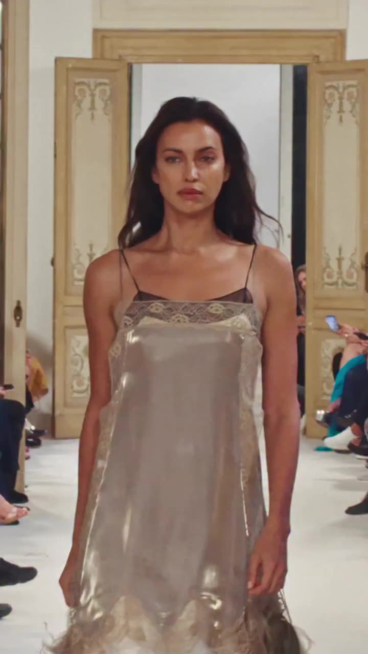 The season’s showstopper as seen on @irinashayk! Explore the Alberta Ferretti…