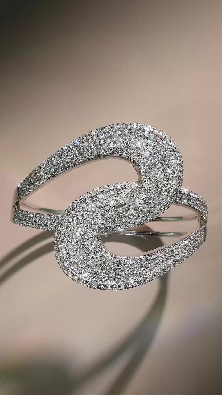 Made for the kind of entrance you remember. Over 10 carats of Vanilla Diamonds…