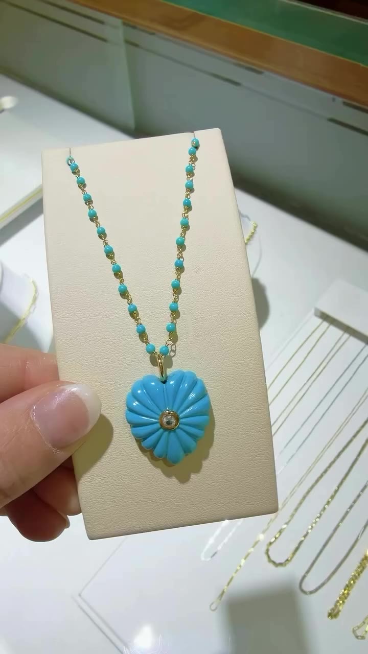 A pop of turquoise that deserves a moment🩵✨ From the beaded chain to that…