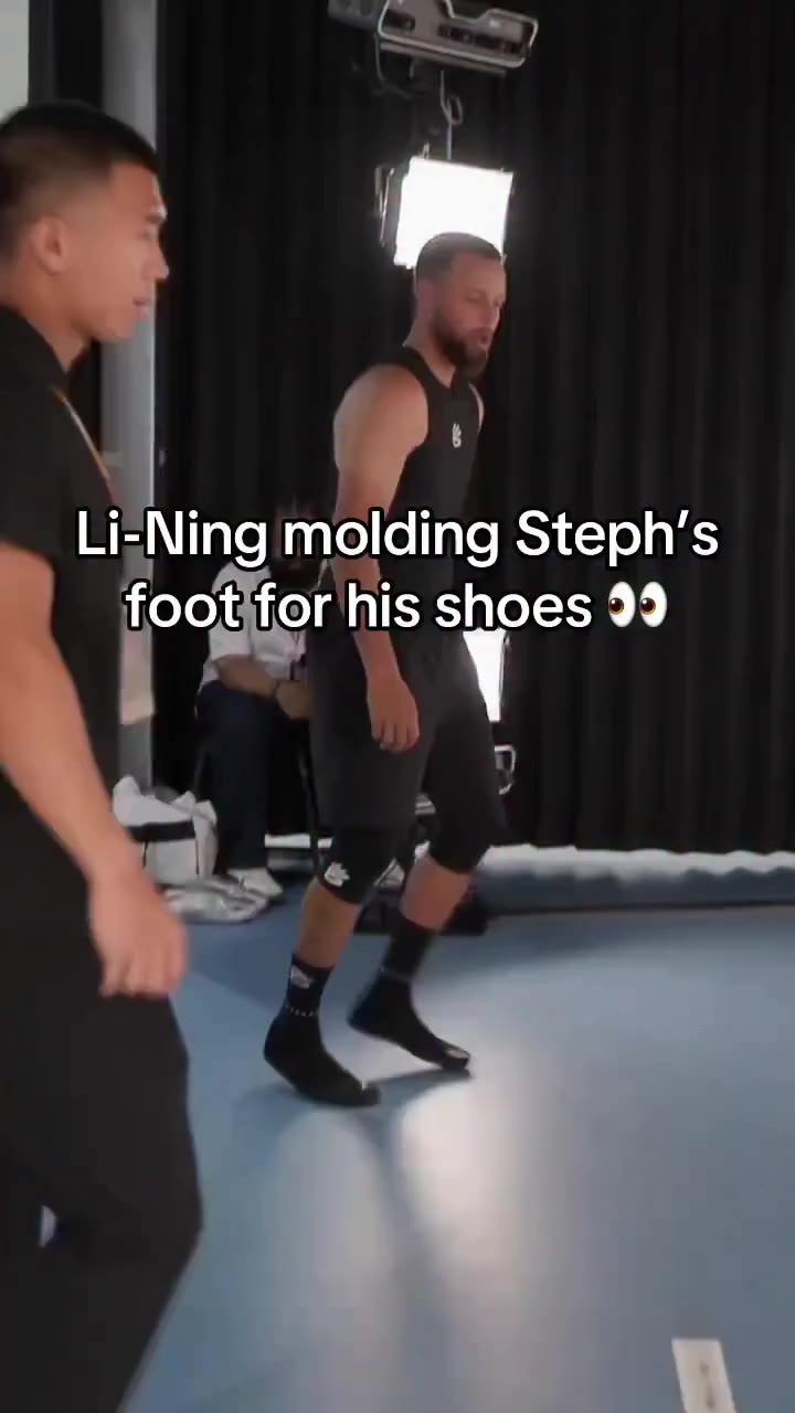 Li-Ning making sure the fit is just right for @stephencurry30 🙌🔥 (via…