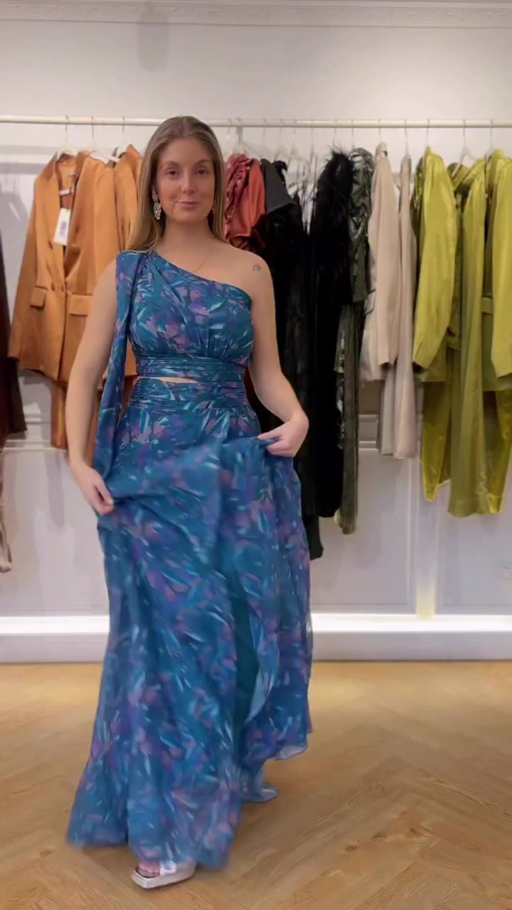 El color como punto de partida para tu próximo look de invitada. Tonos azules…