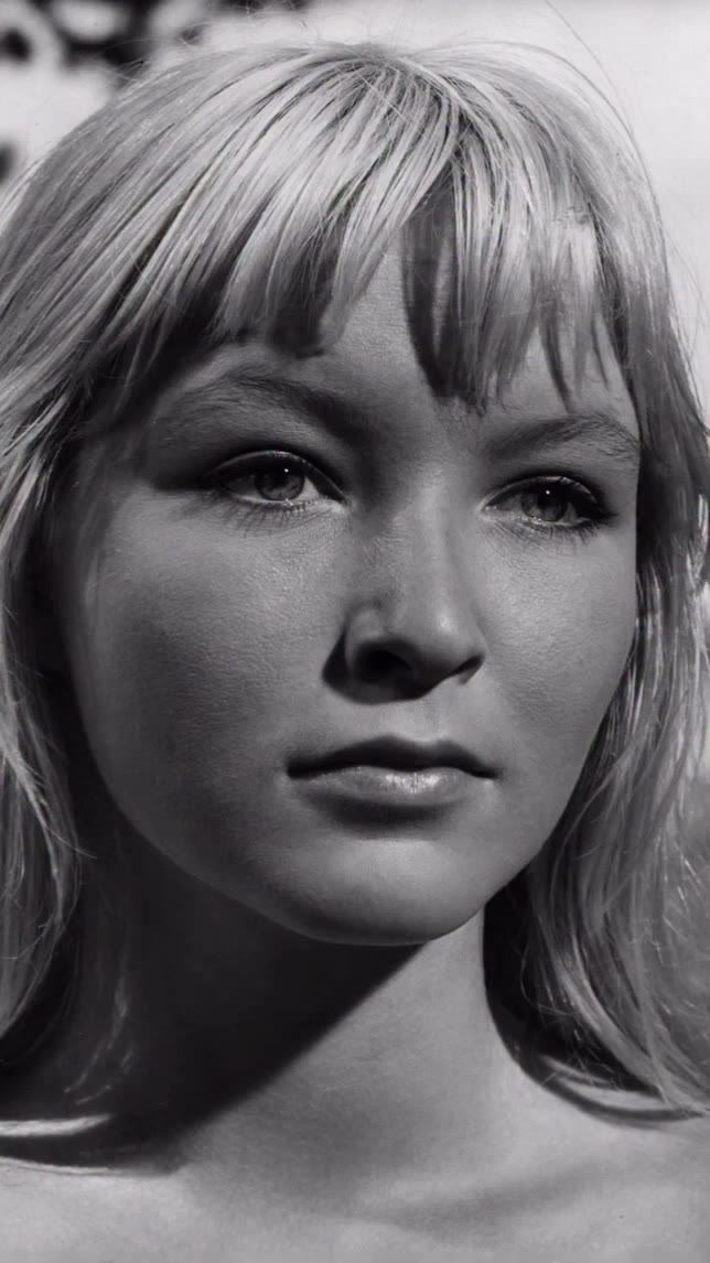 À défaut d’avoir sa beauté slave, j’essayais, enfant, de parler et de chanter…