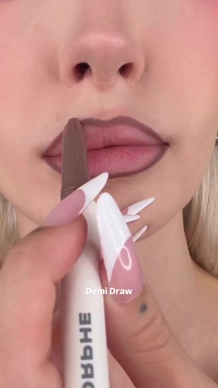 A cool-toned & longlasting lip combo? @chloeannabellle delivers 💋 She wears…