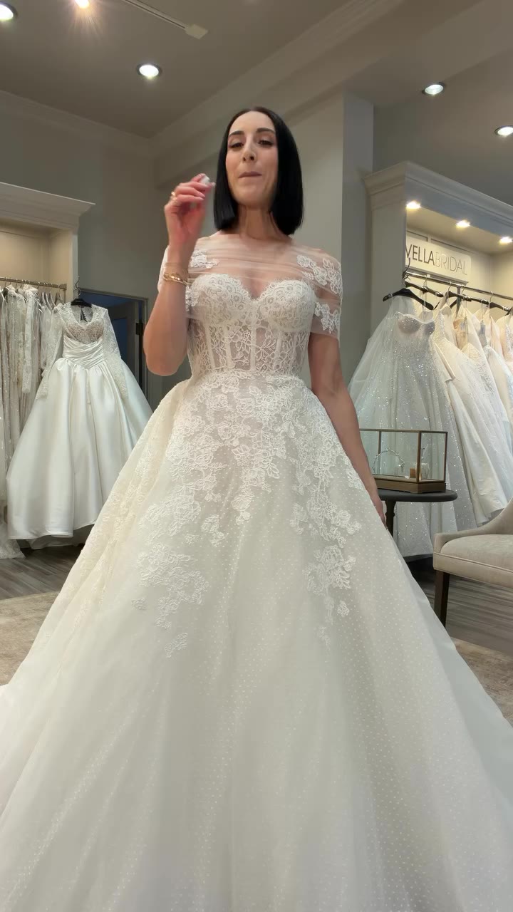 S•A•L•E!! 5️⃣0️⃣% OFF select @zuhairmuradmariage wedding dresses in store at…