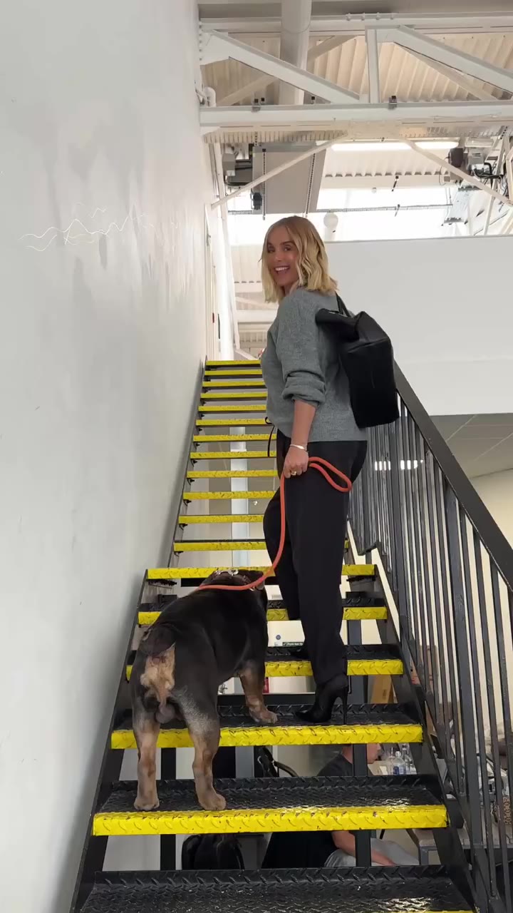 On set with @louiseredknapp for her AW26 Edit ✨ A look behind the scenes at…