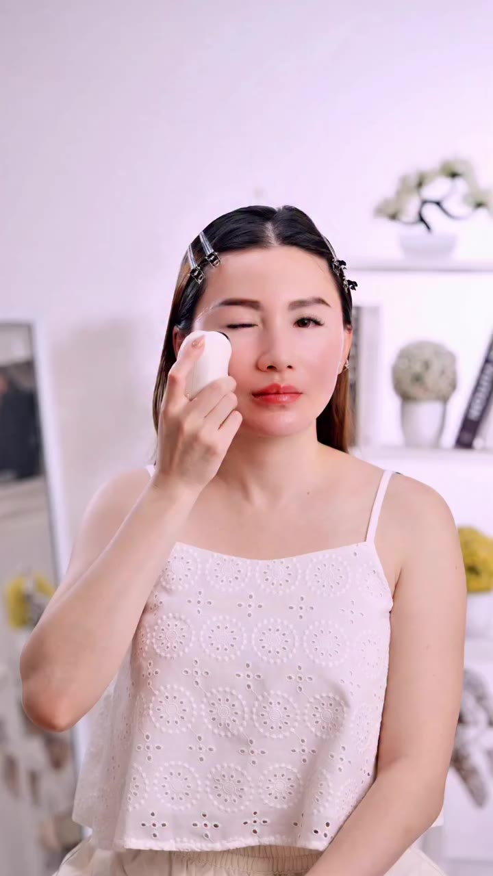 Face Pilates, tapi pakai teknologi. ✨ Lagi suka banget dengan at-home beauty…