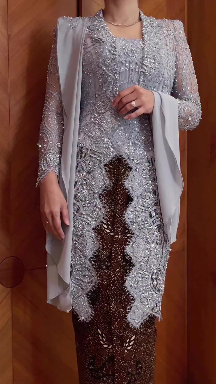 Keanggunan tanpa batas. @hestipurwadinata Kebaya @renzilazuardi Make Up…