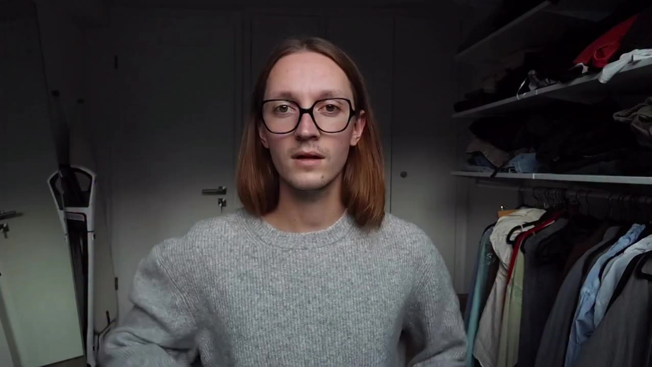 der unordentliche Kleiderschrank sowie Staubsauger und Bügelbrett sind…