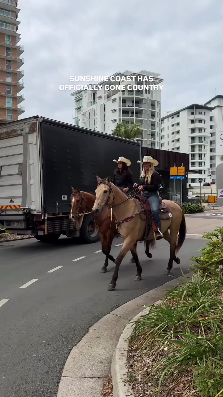 Cowgirls on Ocean St? Say less 🤠 Celebrating the opening of @coyotesroadhouse
