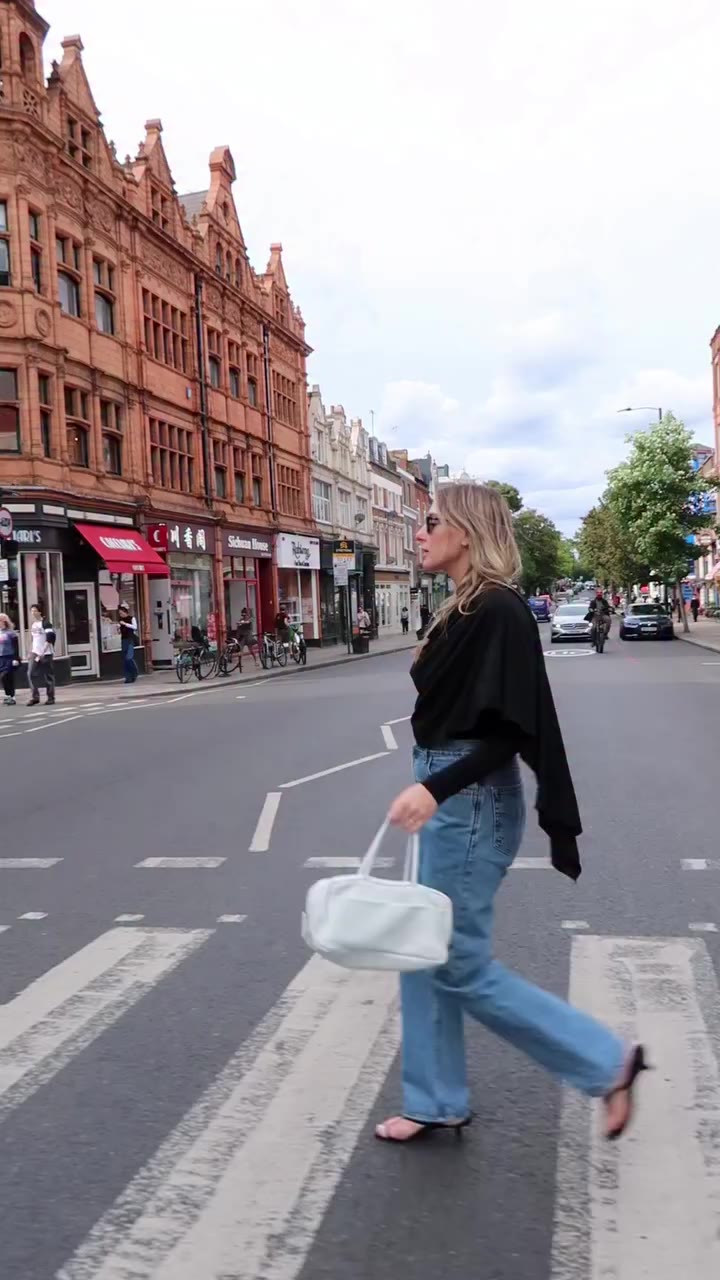 It’s a uniform. #jeansgirl #denimlover #levis #streetstyle #londoner