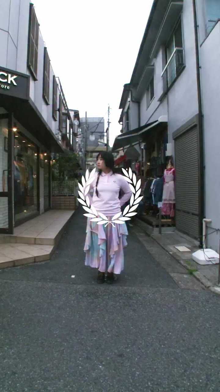 アーティスト・ena moriが着る、フレッドペリーシャツ。 フレッドペリーを象徴するアイテムを、 新シーズンのブランドアンバサダーとともに。…