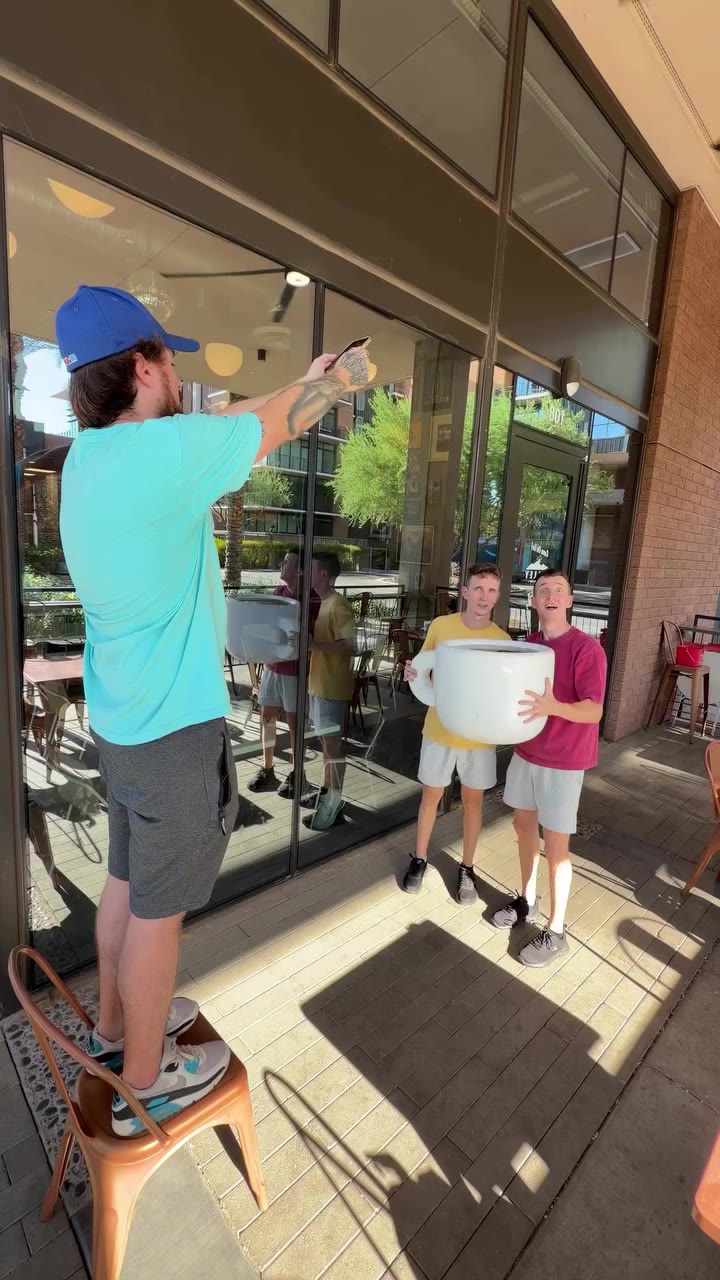 Giant & Small Coffee Behind The Scenes 🥳 @watchyourhaircut @vcoffeeco