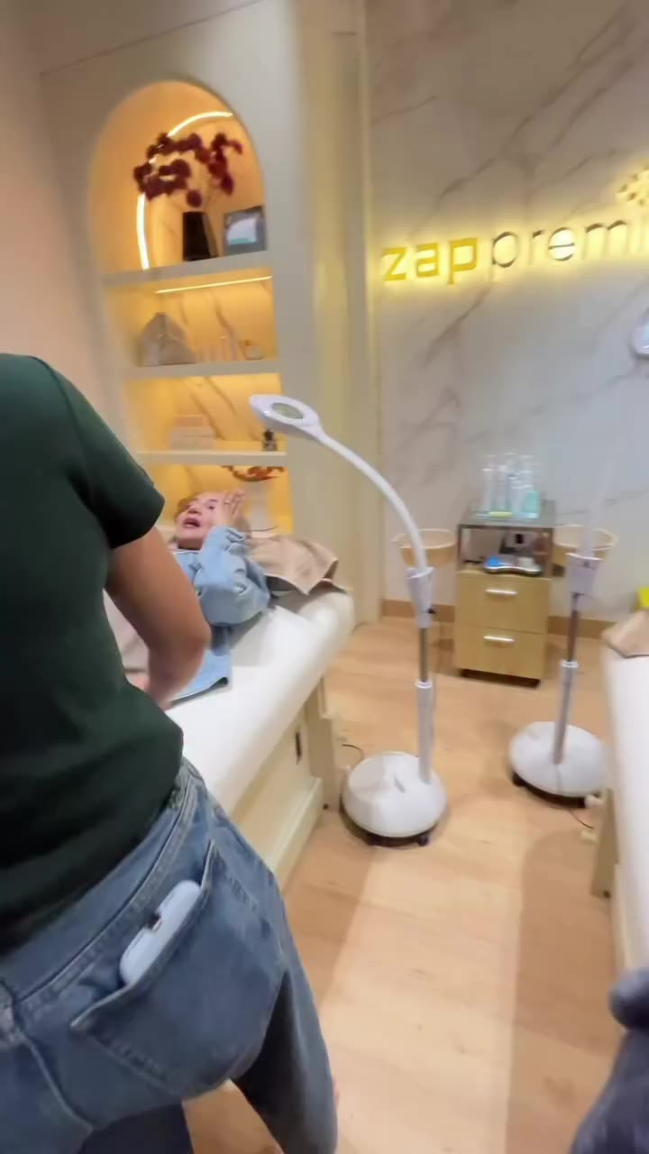 Oh ini Facial nya bu ayu yg viral itu 😅 ini ter show bisa2 nya @zappremiere…
