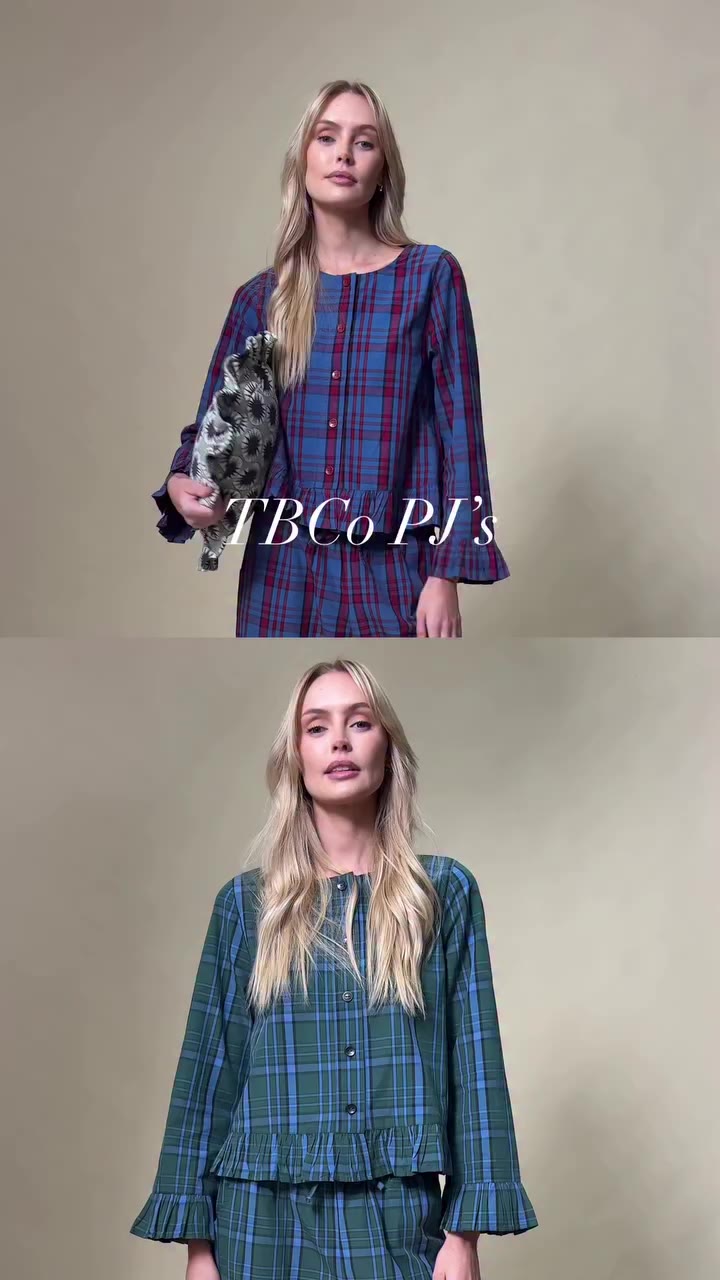 Classic tartan, made for slow mornings and cold nights.