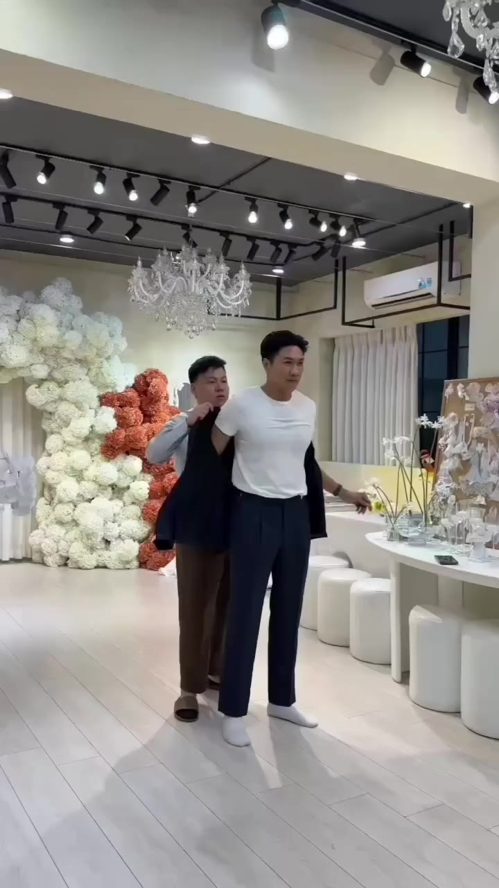 𝐋𝐎𝐎𝐊 𝐅𝐈𝐓𝐓𝐄𝐃 - 𝐁𝐔𝐓 𝐍𝐎𝐓 𝐓𝐈𝐆𝐇𝐓 Một bộ suit navy sọc may đo…