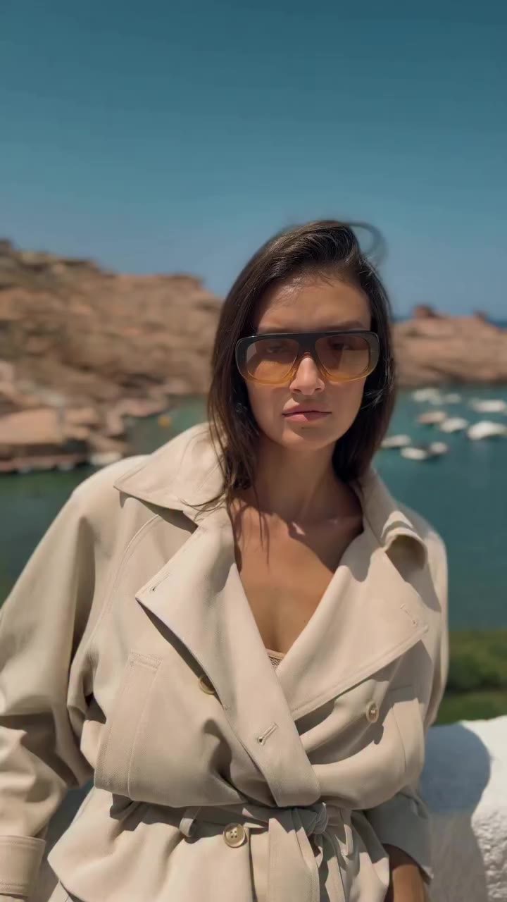 Classic trench tailoring, reimagined. The Hudson Jacket in Sand pairs a…