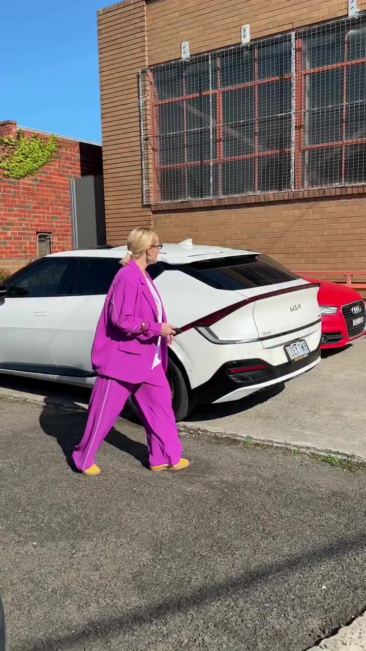 CAN’T FIND YOUR CAR? WHO CARES. AT LEAST YOU LOOK HOT LOOKING FOR IT. 😂🔥…