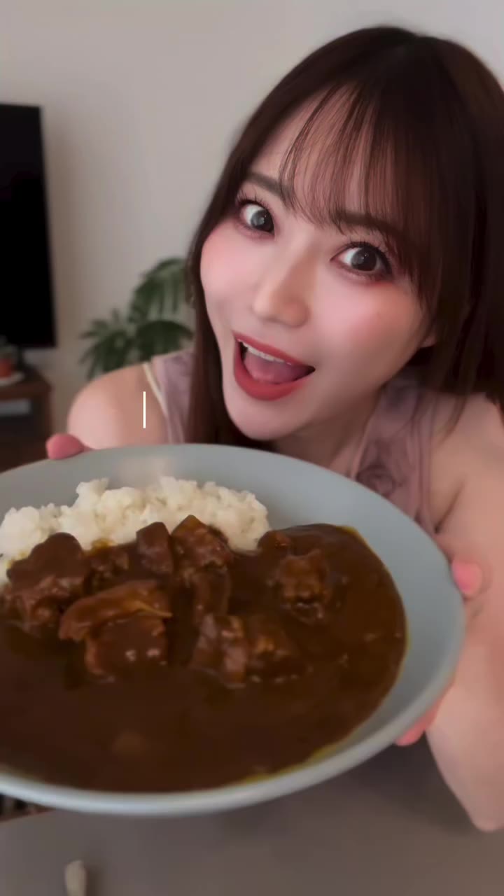 ⁡オーベルジーヌ食べたくて TEMUでお米と共に頼んでみたよ🍛 ⁡ レトルトなのにお肉ゴロゴロ入ってて柔らかいし まろやかで甘いのにカレーの辛さもある、、…