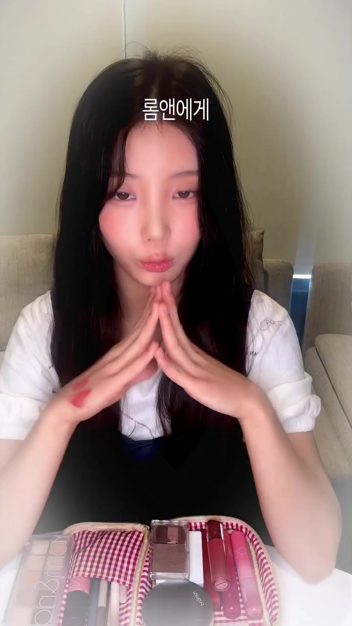 ”🐹: 롬앤 미출시 신상 스.포.합니다⚠️“ 𝑾𝒉𝒂𝒕’𝒔 𝒊𝒏 아일릿 원희‘s 𝑷𝒐𝒖𝒄𝒉? 코덕 베스티 원희의 파우치…