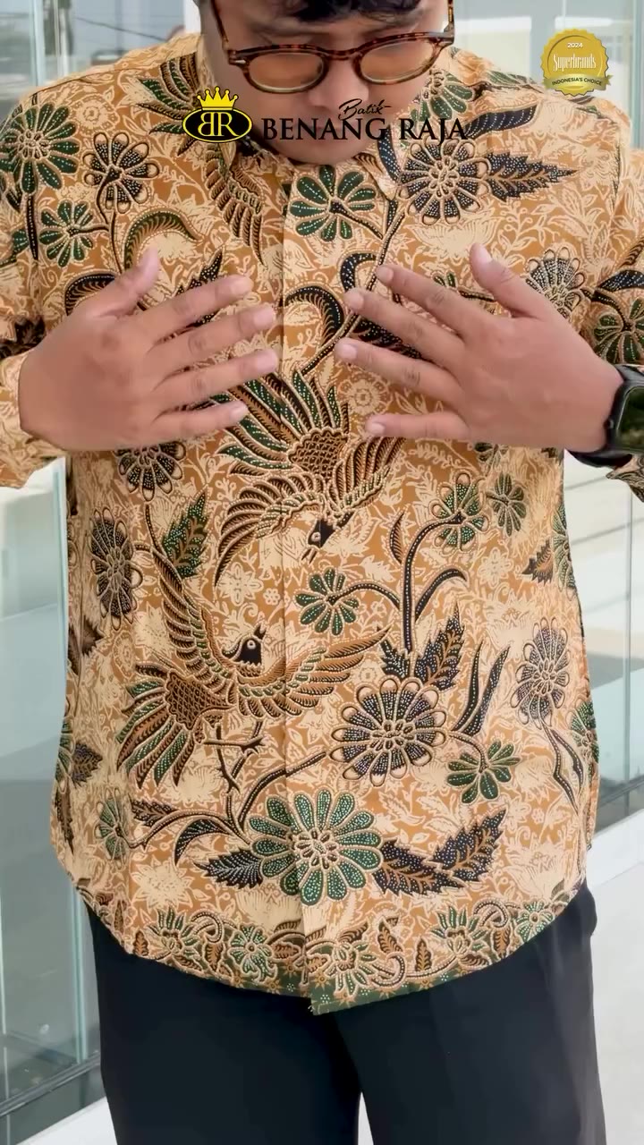 Mau tampil rapi pakai batik tanpa terlihat terlalu formal? ✨ Kemeja Slimfit…