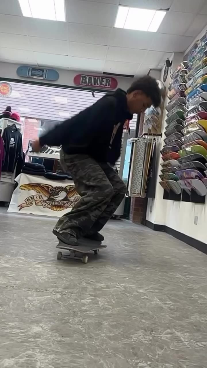 Wingee Hardflip 😤 @chewydaboyy @heroinskateboards