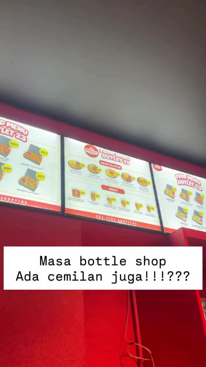 Disini semua nya ada, mulai dari cemilan, games, merch, free, sampe minuman…