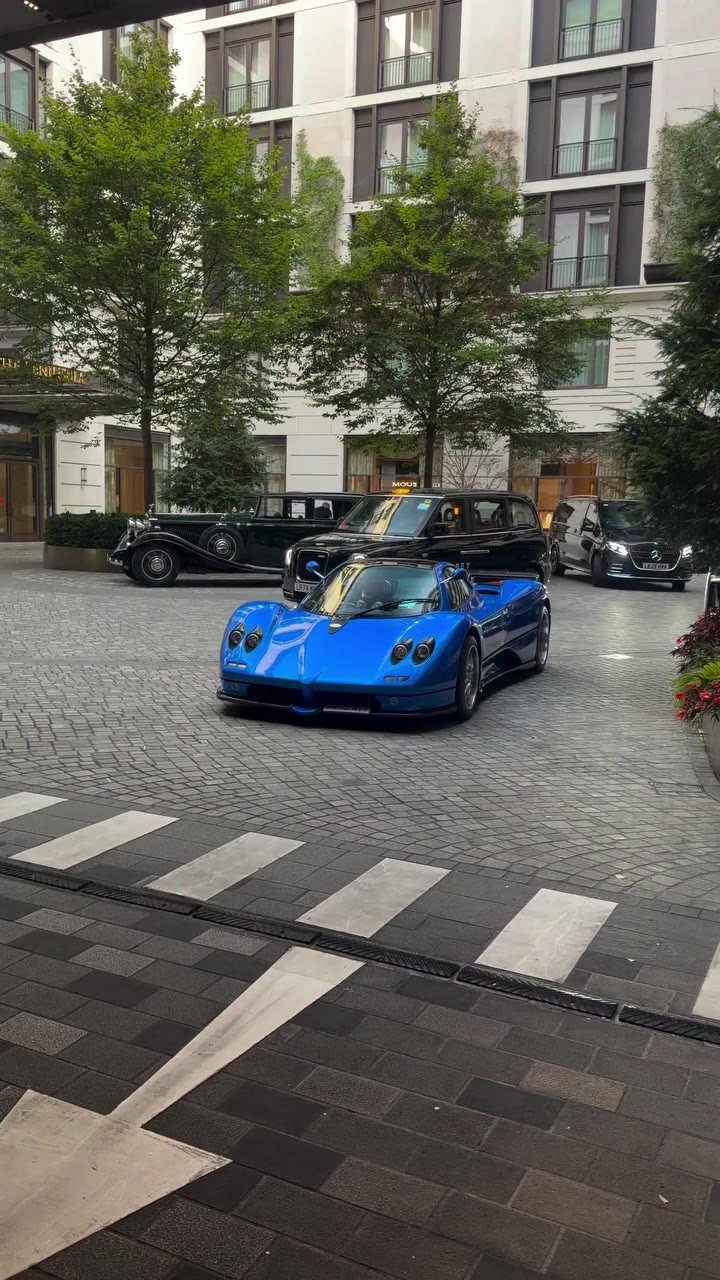 Blue Zonda S out in London a 2000s Unicorn. #zondas #paganizonda #amgv12…