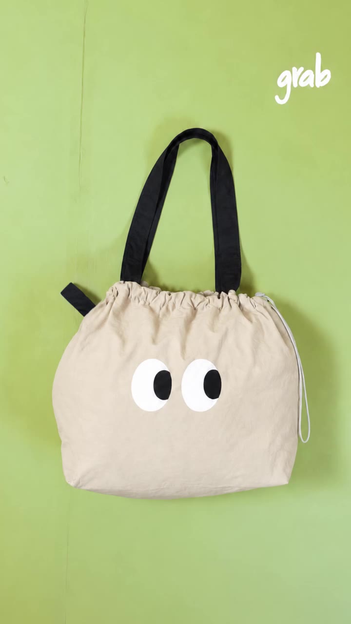 Cute, foldable, and always ready to go 👜 Shop your new go-to from #Grab: 🛒…