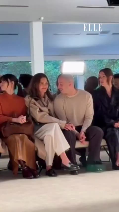 Katie Holmes et son compagnon Jason Bard Yarmosky, complices au défilé Tod’s à…