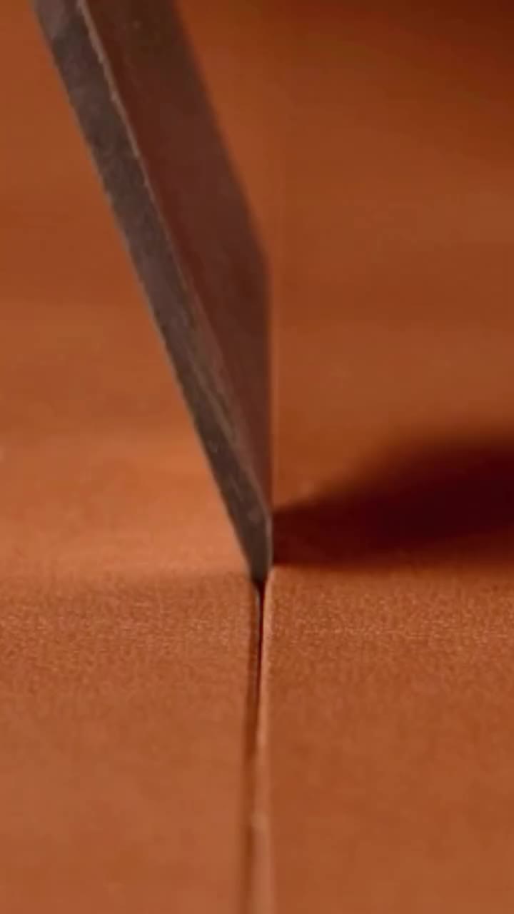 チョコレートソースに見立てたコバ液を、とろりとかけて。 ひと手間を加えて、スイーツらしい表情へと仕上げます。…