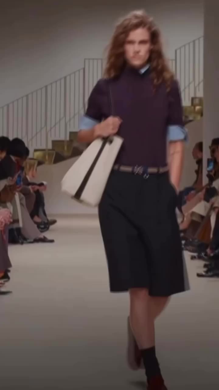 This morning @tods fashion show unveiled their Spring Summer 2027 women’s…