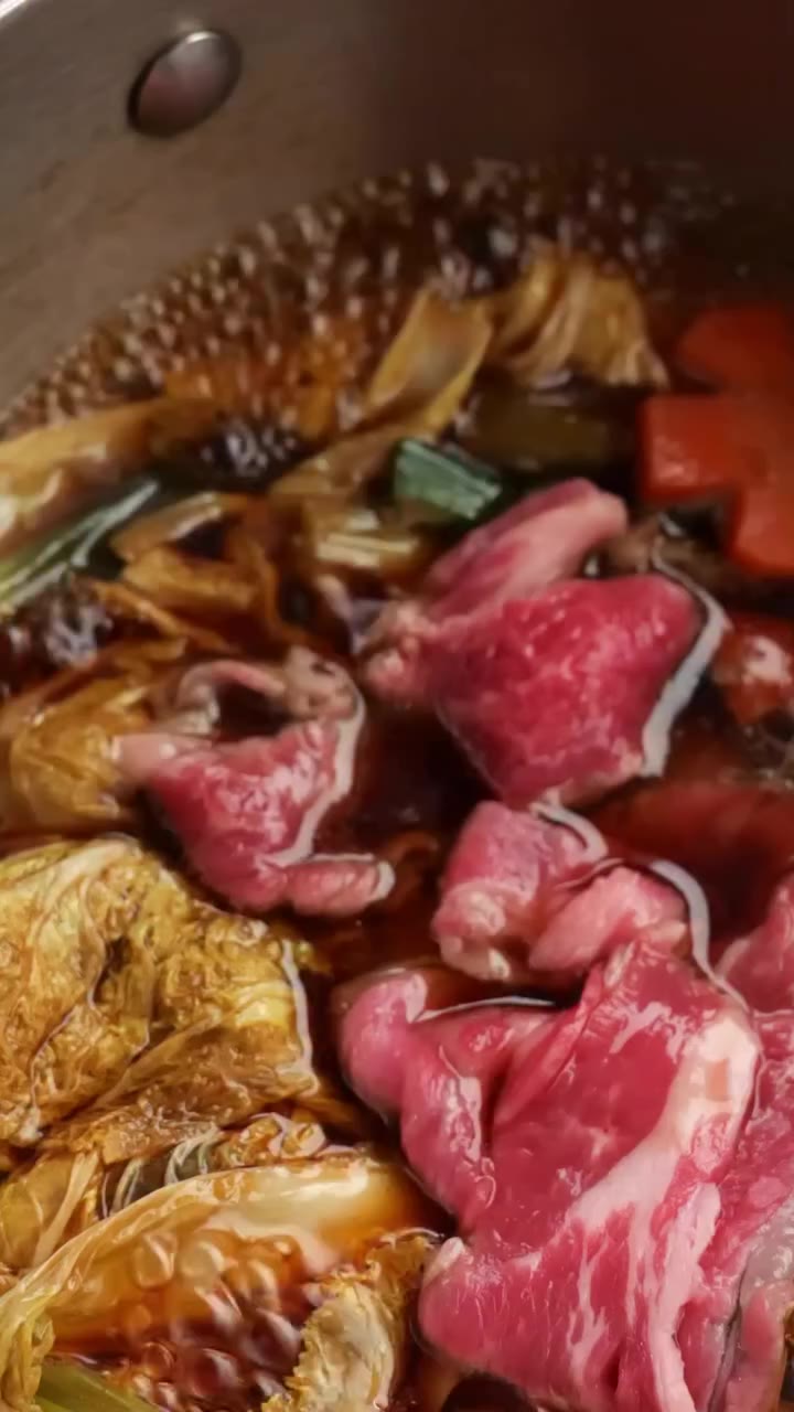 今年中秋夜，不一定要烤肉。 煮一鍋熱湯，準備幾碗快煮麵， 再配上洋芋片和一瓶清爽的 PET 茶。 最後，從冷凍庫拿出冰淇淋， 簡單吃、輕鬆聊，也是一種團圓。…