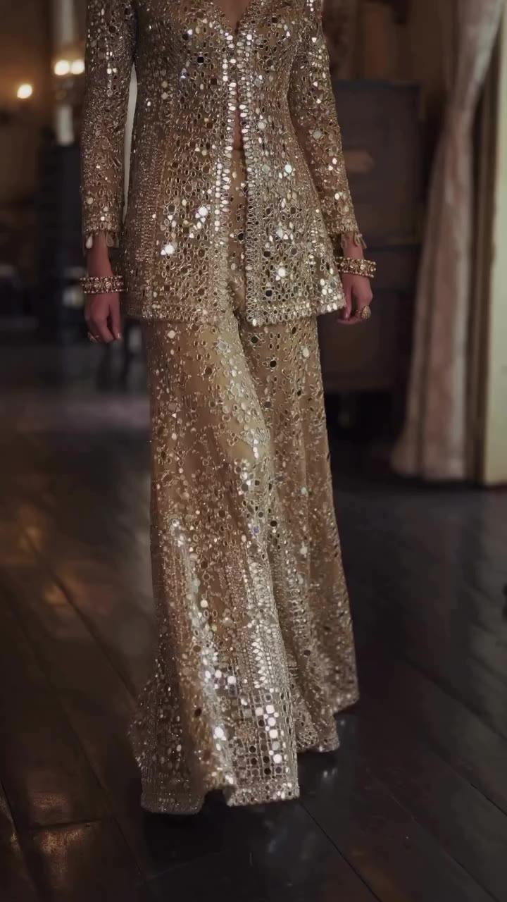 Antique gold crystals and an open back, what’s not to love? ✨…