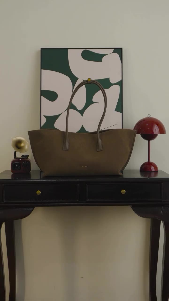She’s made for the everyday, effortlessly carrying everything the day calls…