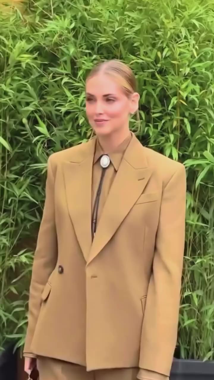 TOD’S SPRING/SUMMER 2027 IN MILAN Tod’s presented its Spring/Summer 2027…