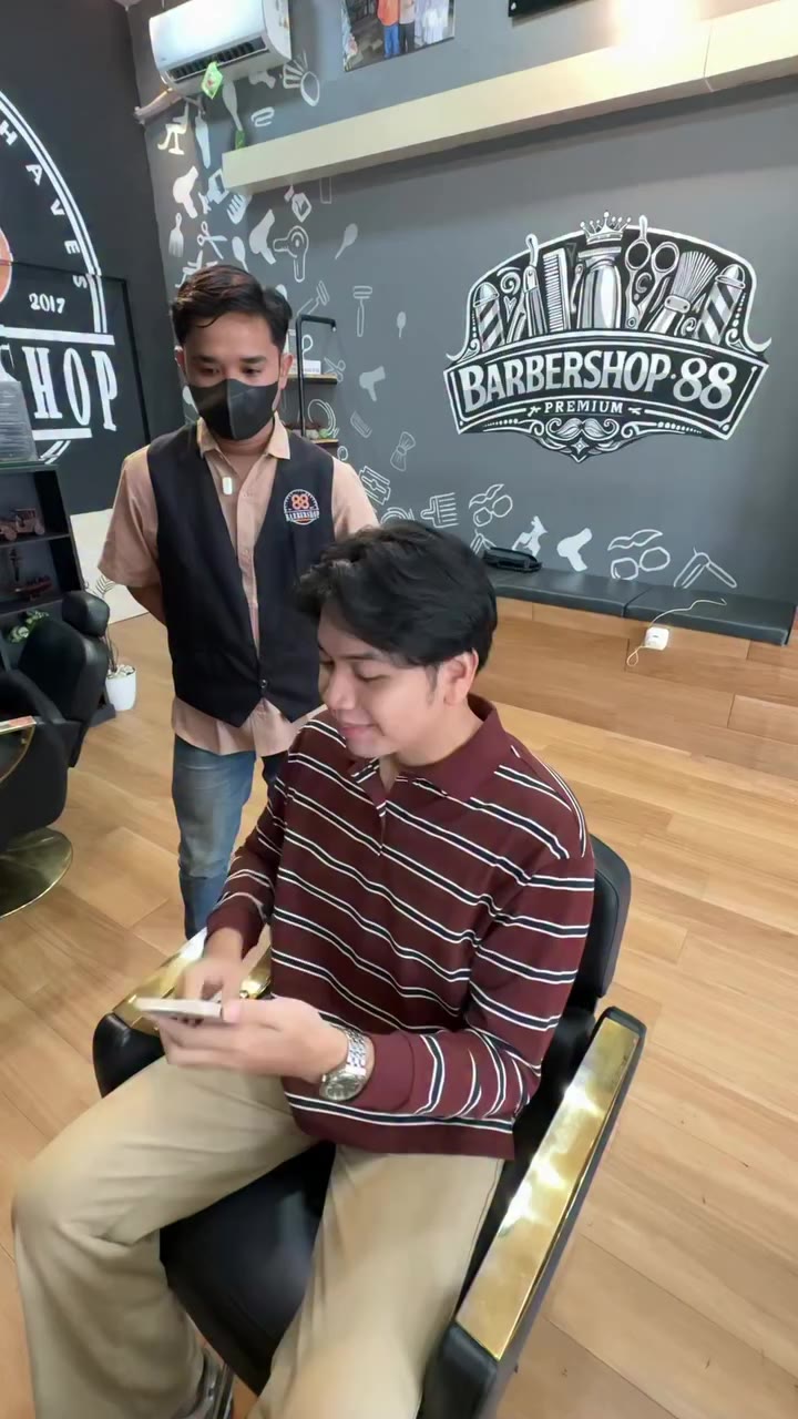 Satu haircut, ternyata bisa jadi dua look yang beda banget 👀 Di Barbershop 88…