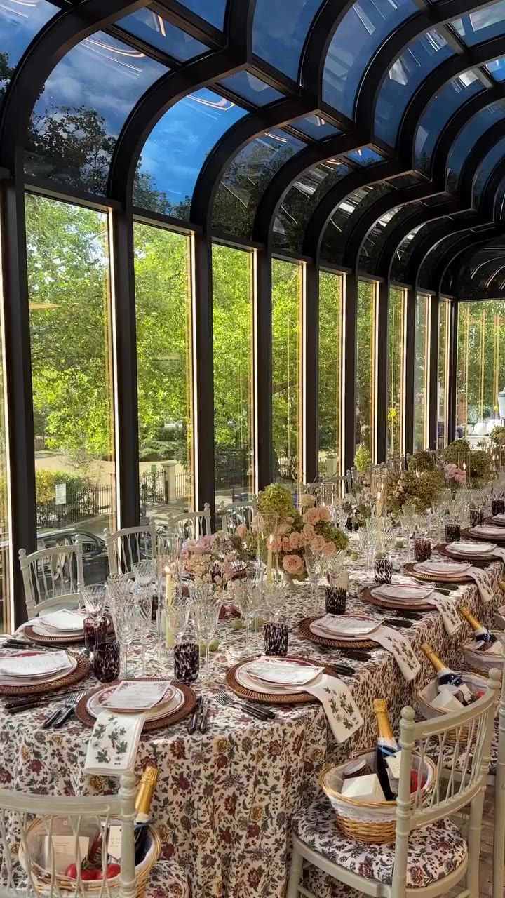 The art of the table, according to @louisapreskett ✨ A light-filled room…