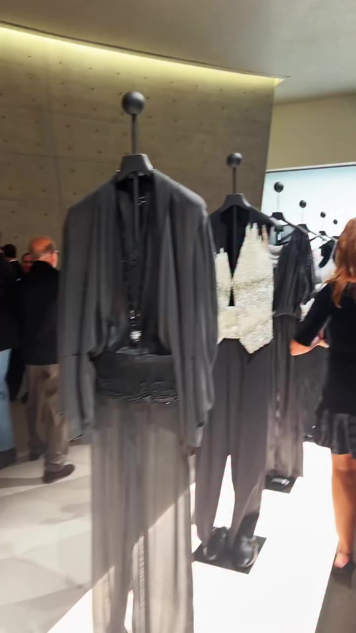 Noite de Apresentacao da nova come al @emporioarmani ! Completamente…