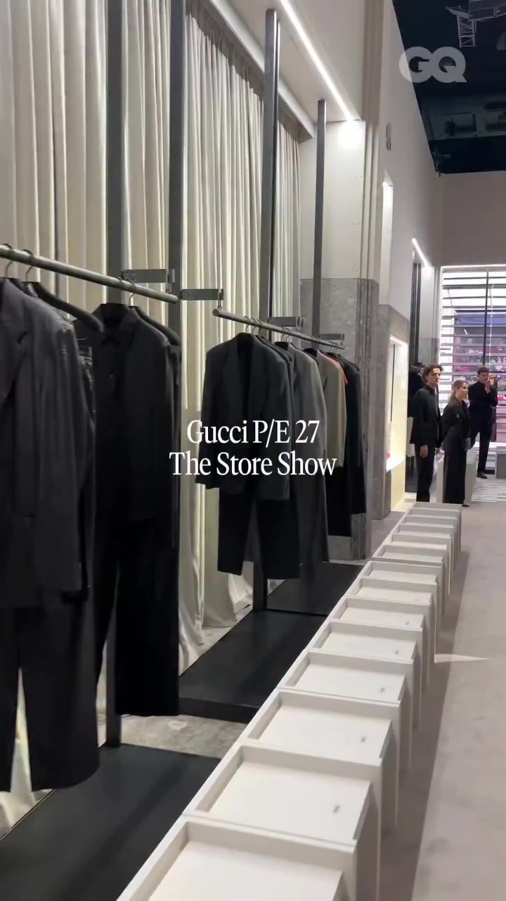 La location dello show P/E 27 di @gucci è... beh uno store di Gucci La…